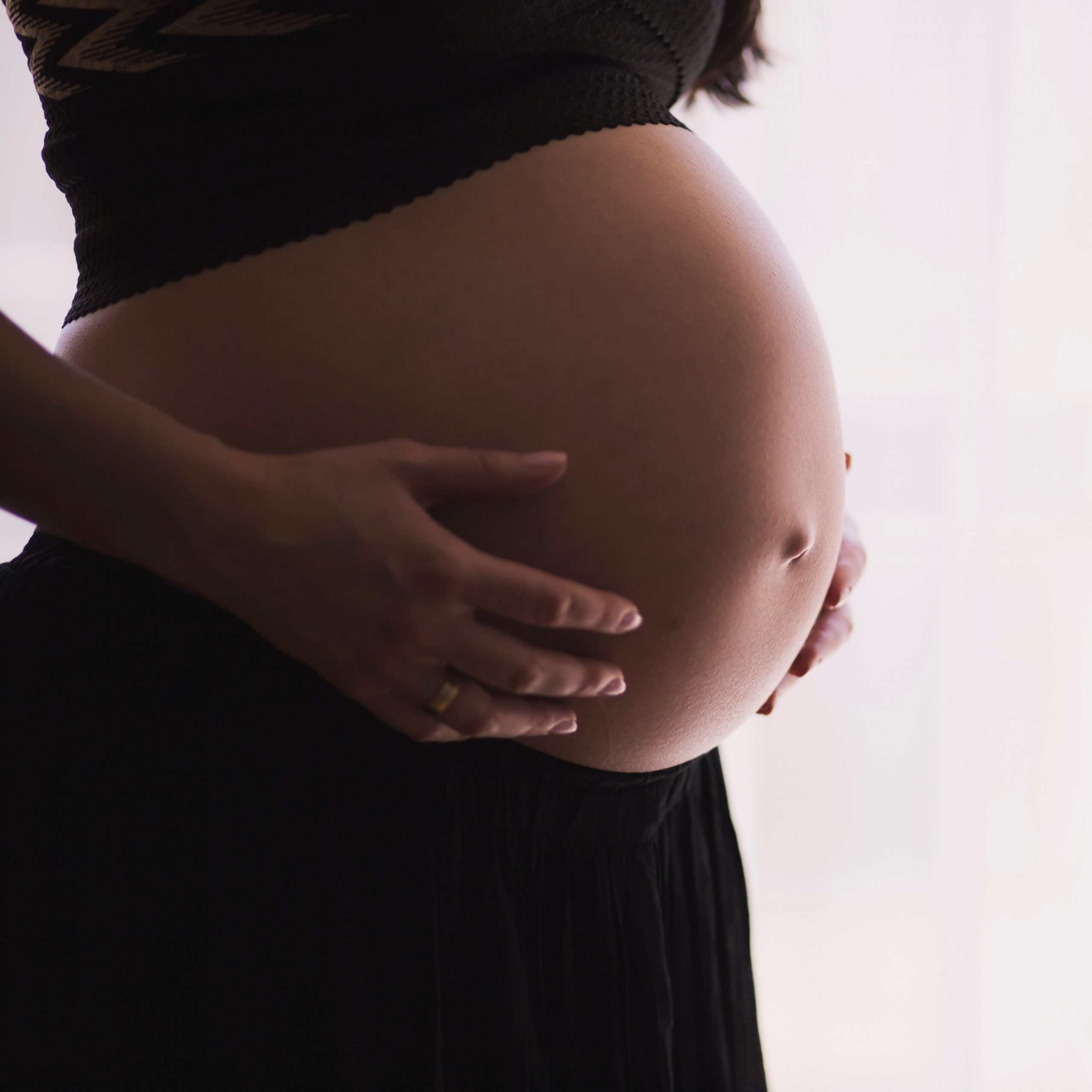 בדיקת שבוע ההריון. freestocks-org-pregnant-woman-unsplash