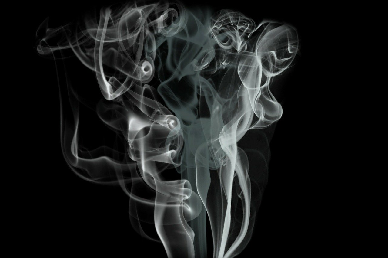 סיכון מוגבר לתסמיני קורונה המעידים מחלה חמורה למעשנים. צילום: Brigitte Pixabay