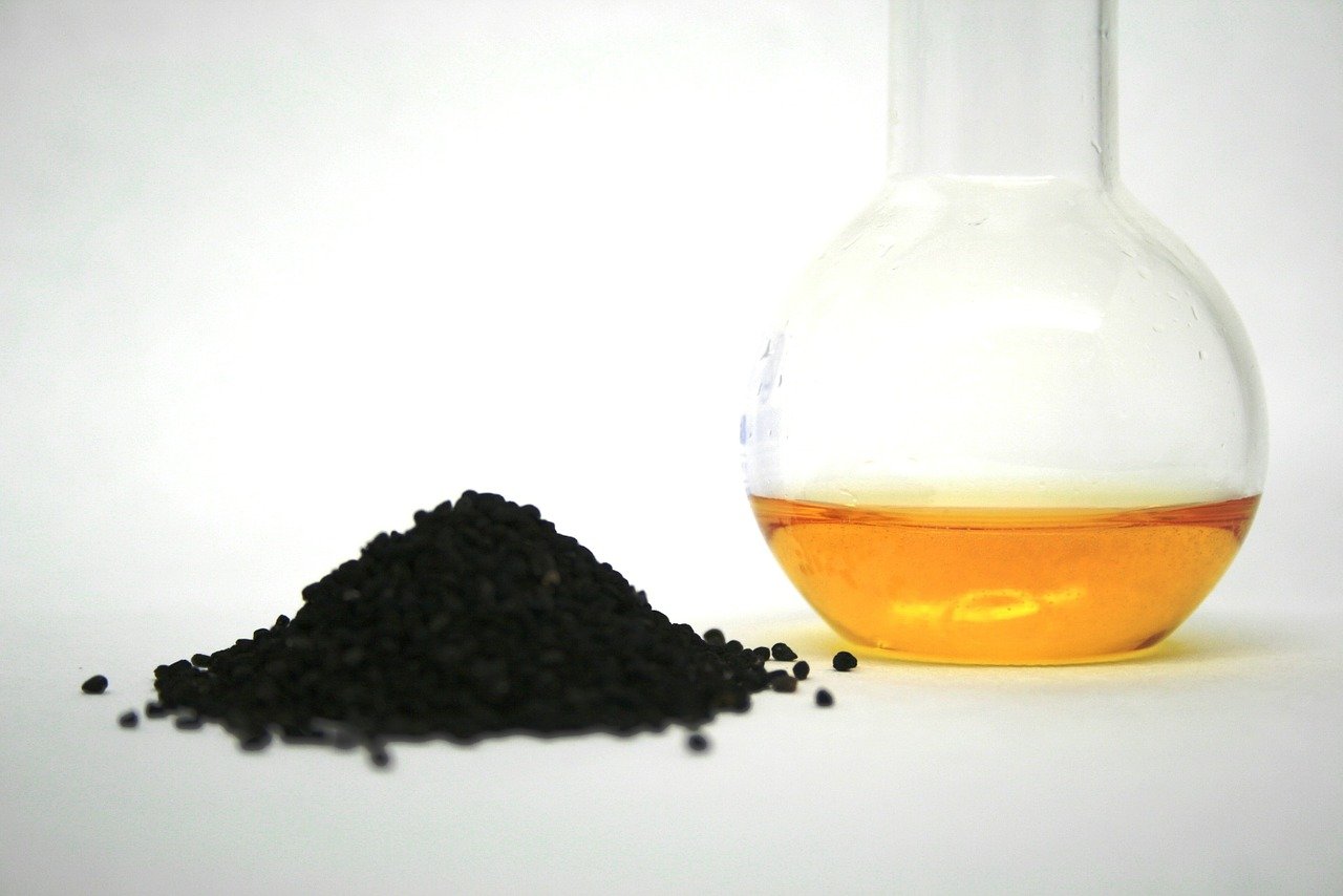 שימוש בקצח - השומשום השחור כתבלין, במתכונים וכשמן. צילום: GOKALP ISCAN Pixabay