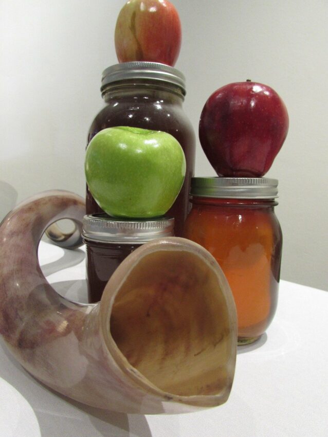 שנהיה לראש ולא לזנב. תפוח בדבש לשנה מתוקה. שנה טובה ומתוקה. ברכות לראש השנה: שישה נוסחי ברכה לראש השנה. צילום: Pixabay cstpdx